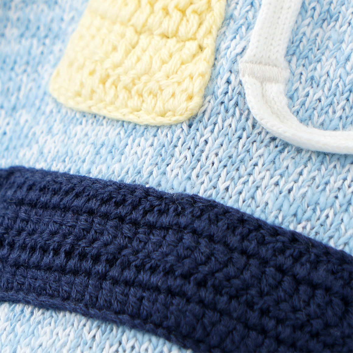 Baby Strickpullover mit Segelboot-Applikation hellblau