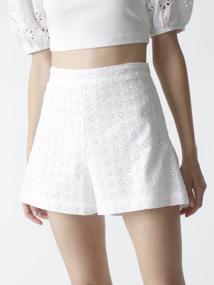 Calções com bordado suíço - Branco