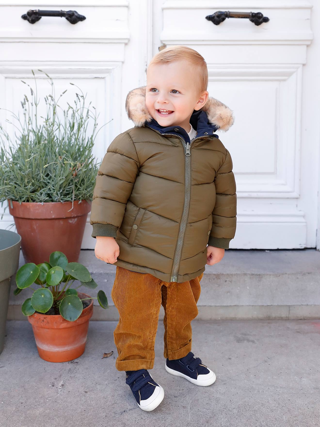 Casaco parka reversível para bebê com capuz, azul escuro liso com estampas.