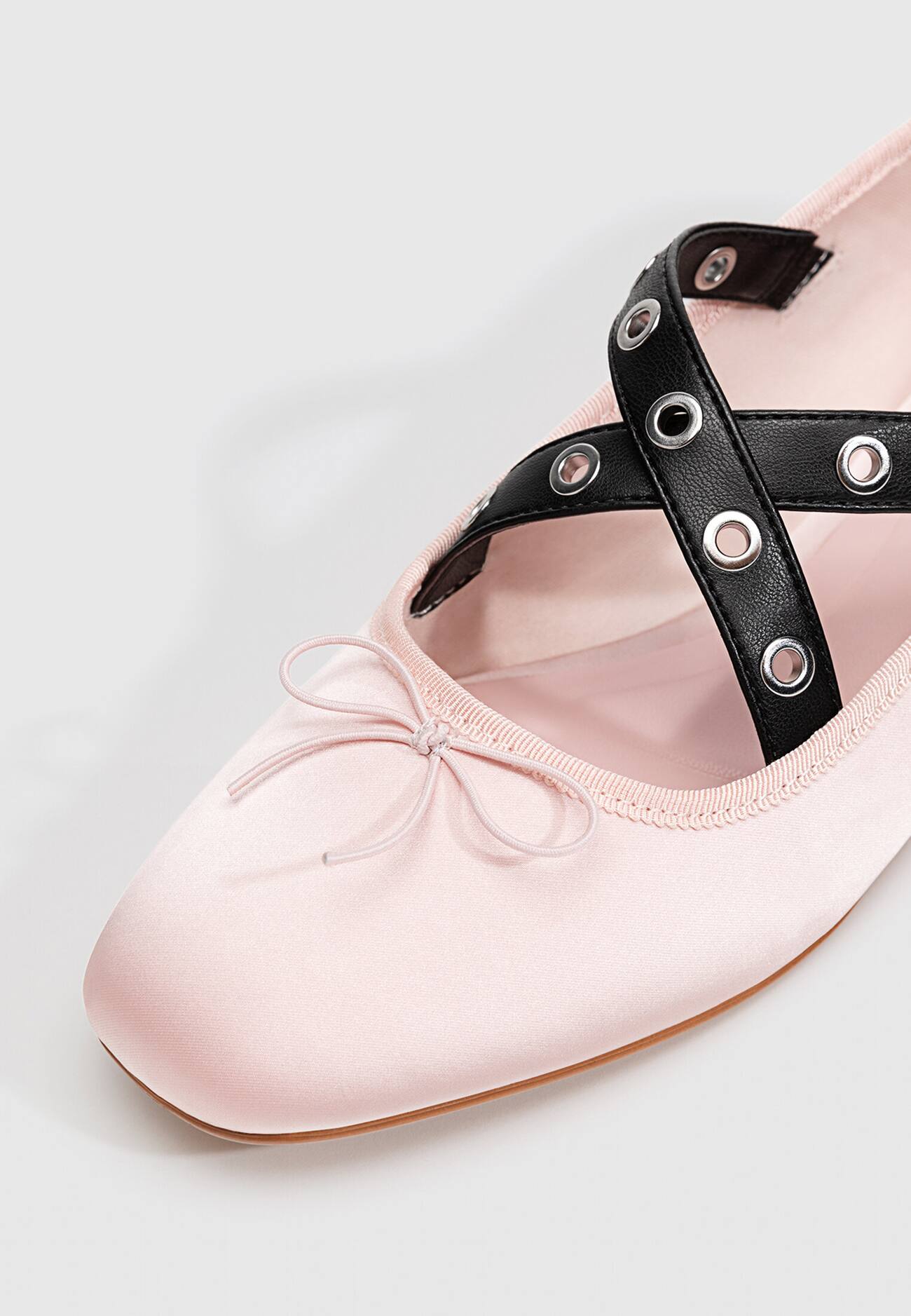 Sapatilhas de ballet com tiras cravejadas