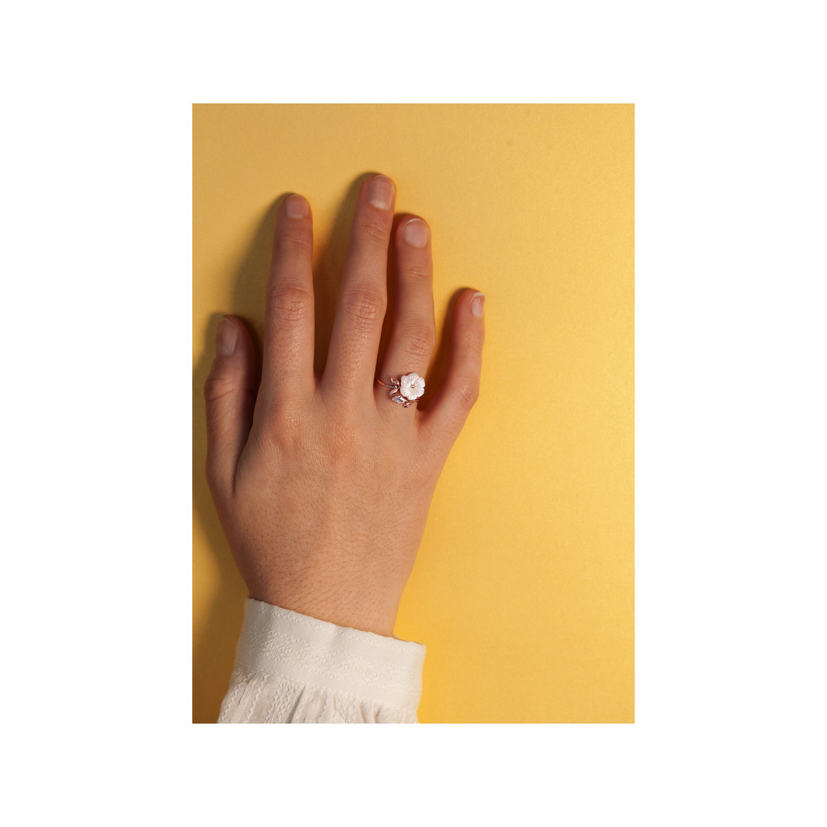 Bague or 375 rose nacre fleur topaze blanche taille marquise