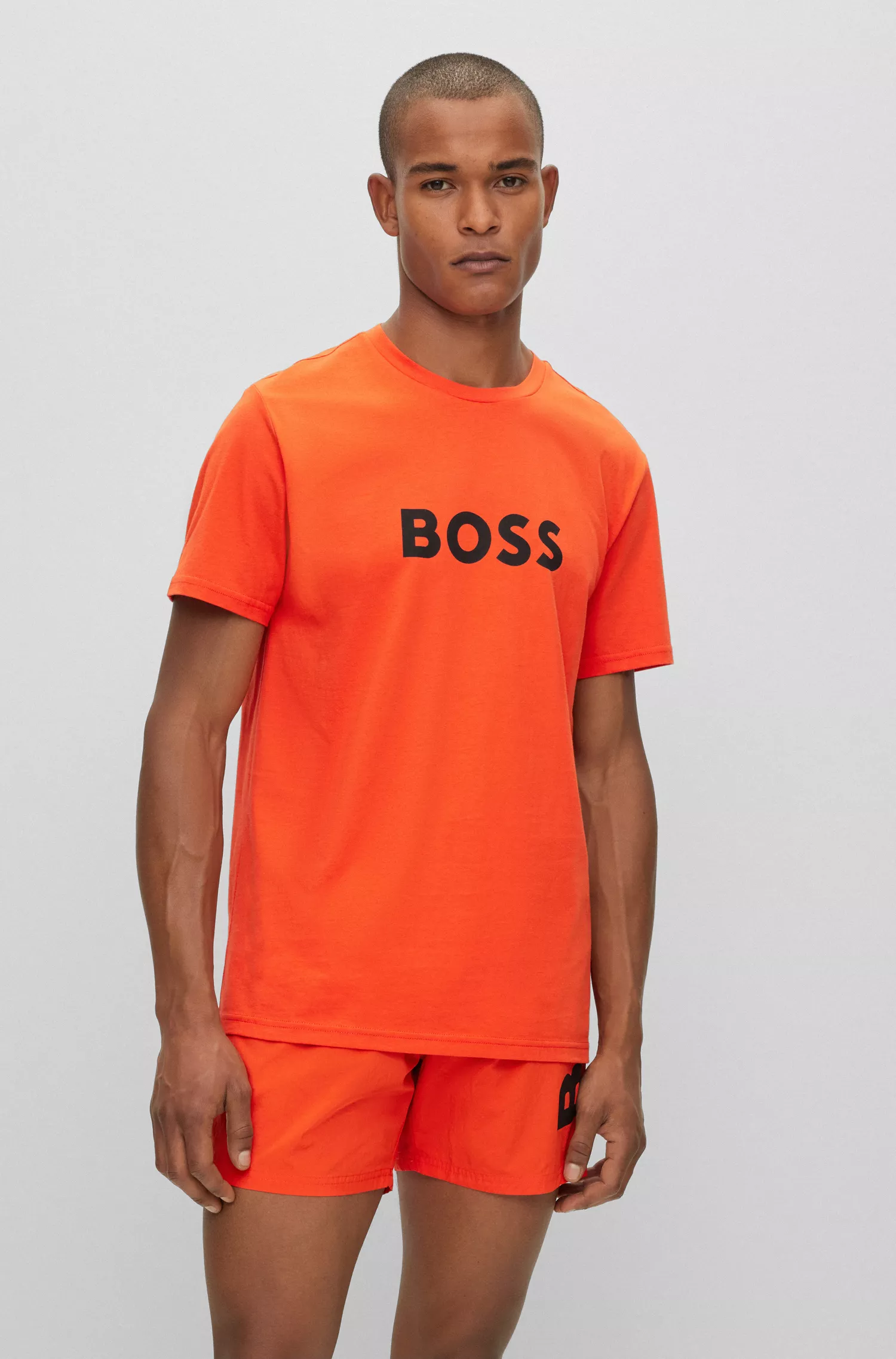 Camiseta BOSS preta de algodão orgânico com logotipo grande.