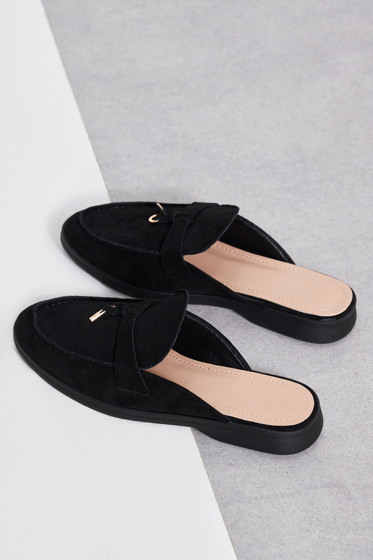 Mocassin en velours noir ouvert