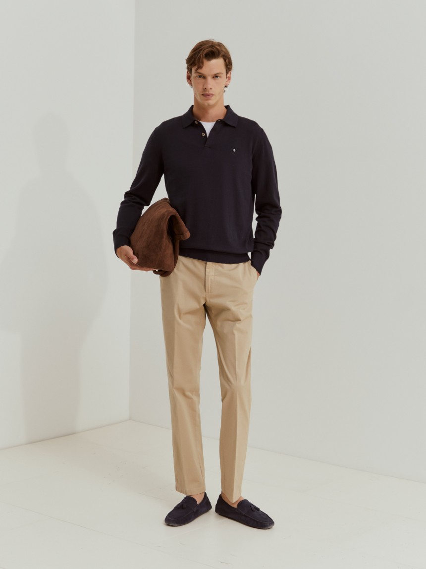 Calças chino regular fit vincadas
