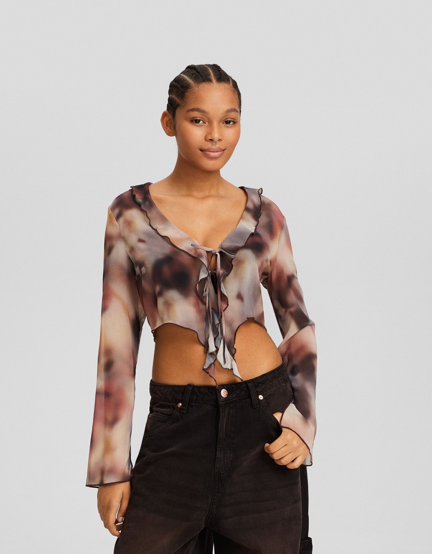 Blusa de chiffon com mangas compridas e babados