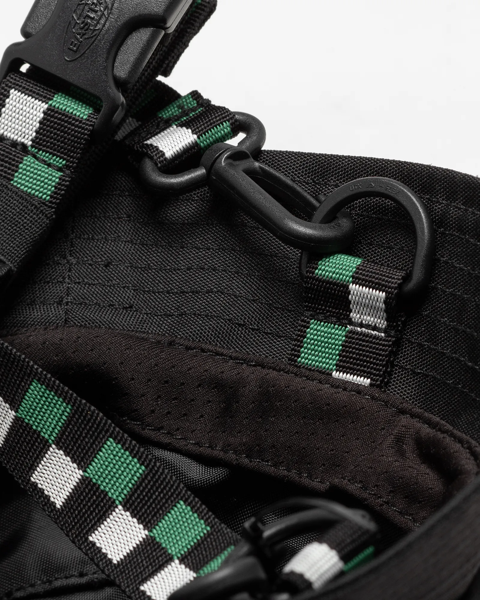 Eastpak Pleasures Bucket Crossbody Embroidery Black