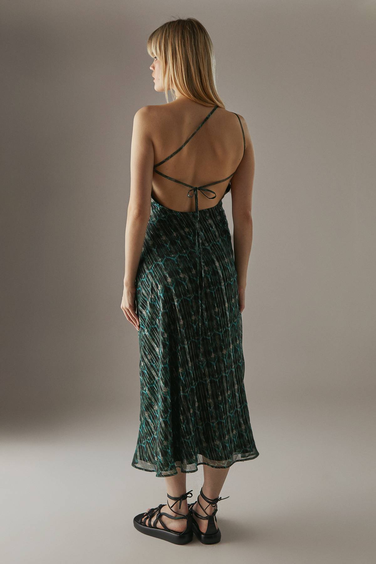 Warehouse Robe Mi-Longue Asymétrique en Mousseline Métallisée
