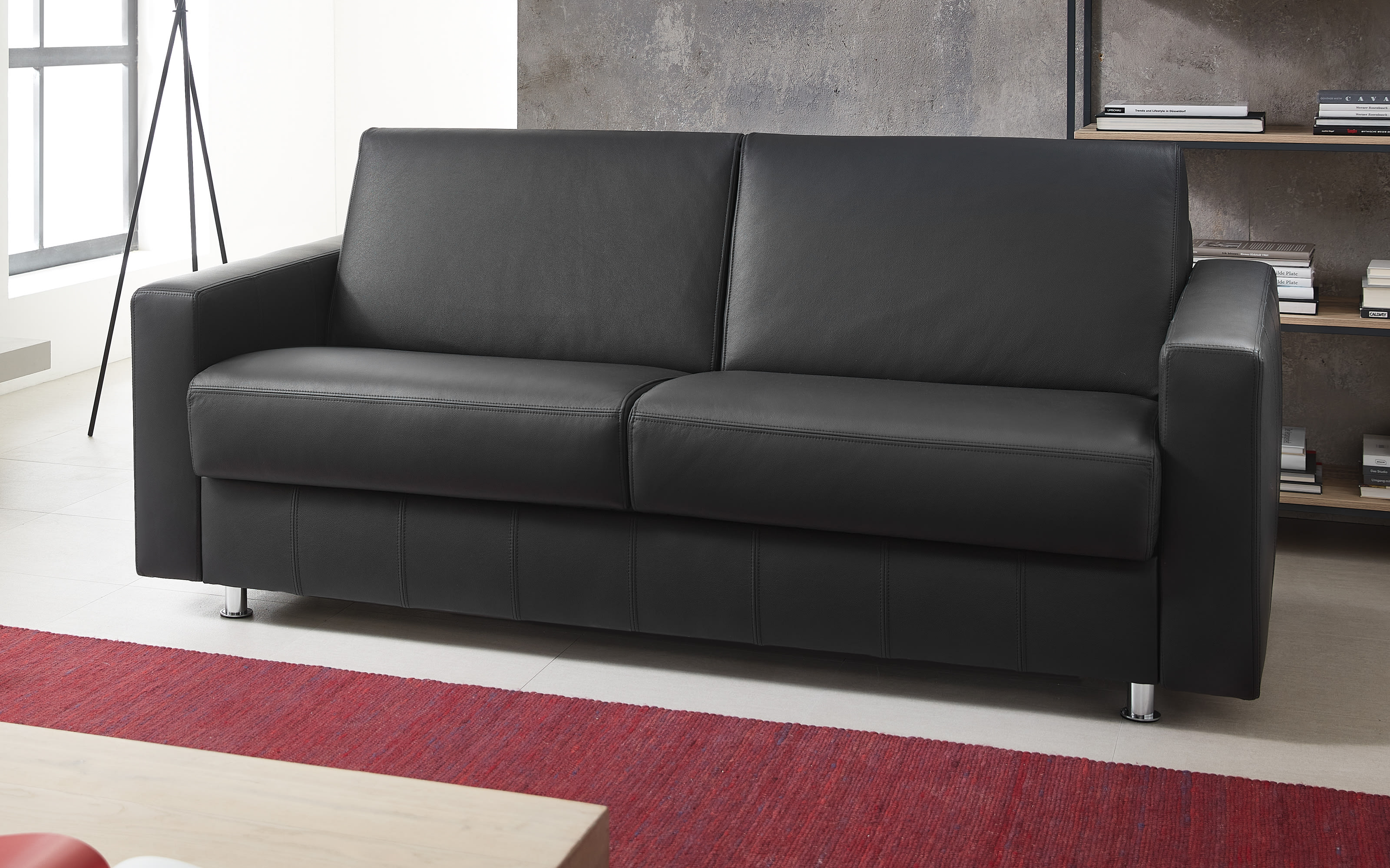 Leder-Schlafsofa Messina in schwarz mit Chromfüßen
