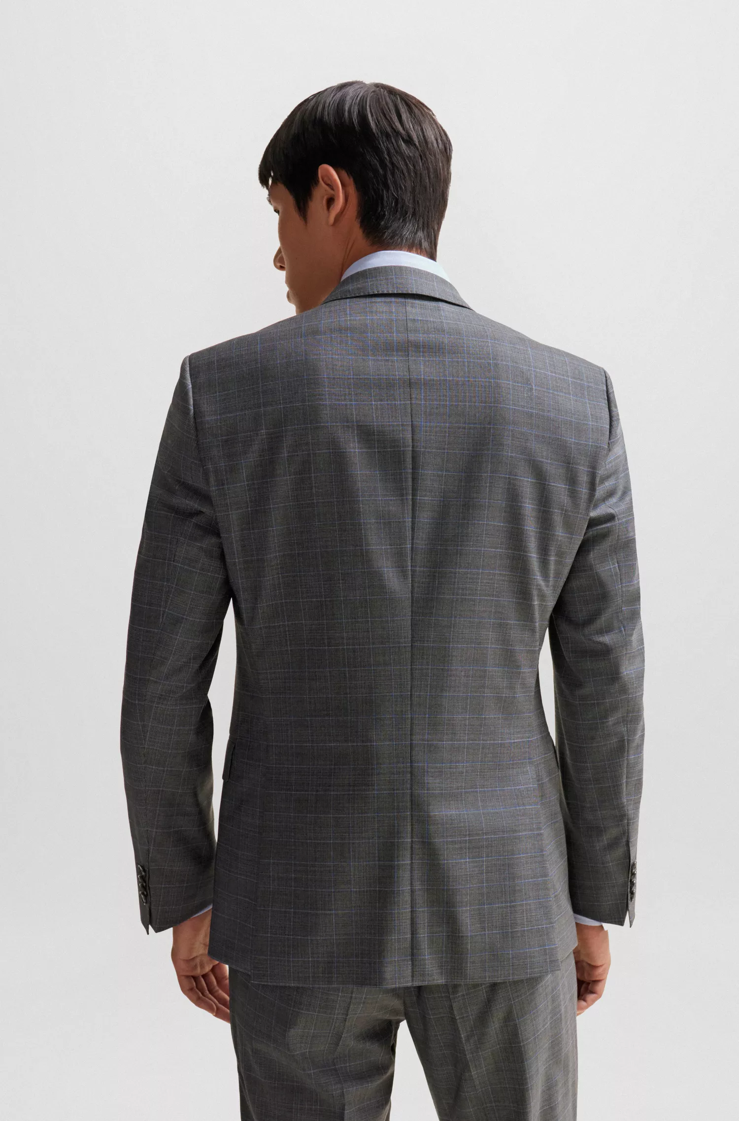 Terno BOSS preto slim fit em lã elástica xadrez.