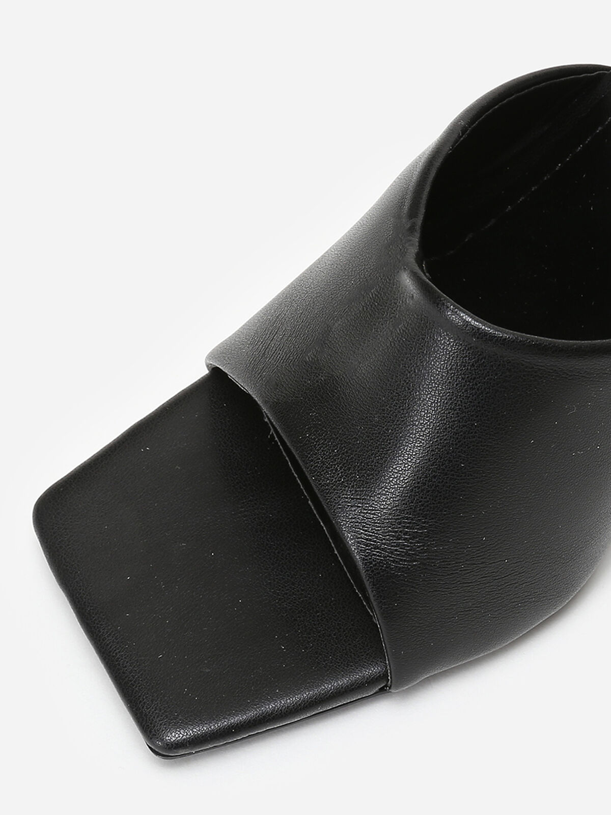 Mules à talon en triangle et bout carré- Noir