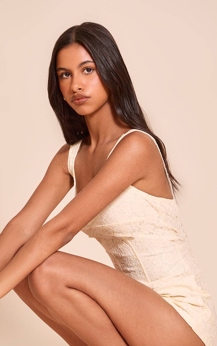 Pale Yellow Combinaison Courte Ajustée En Dentelle Petite