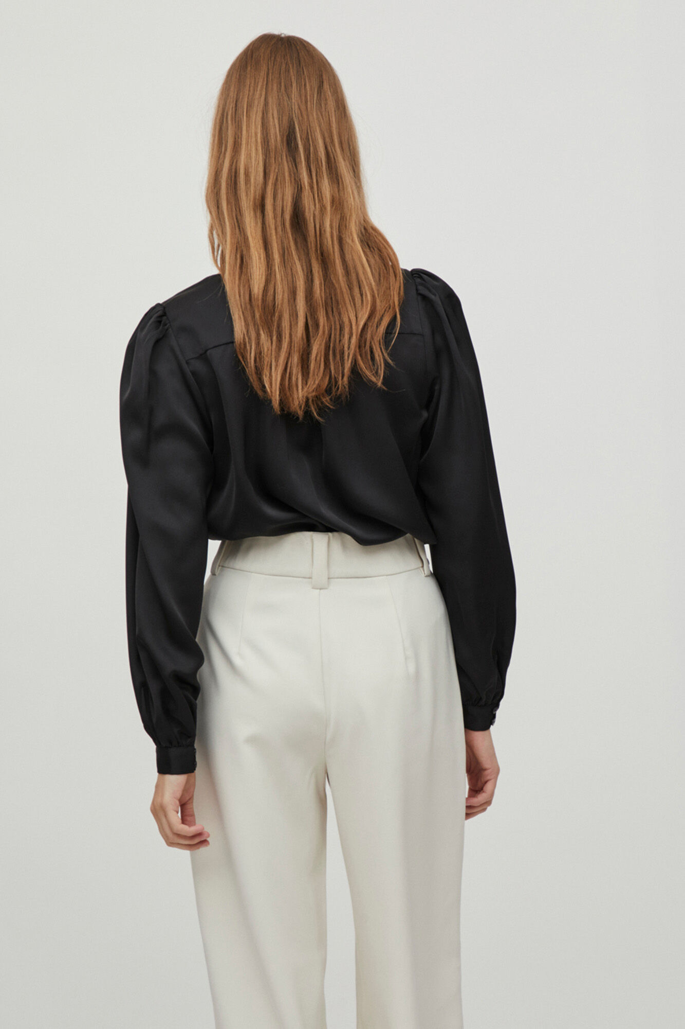 Blusa feminina de manga comprida com gola alta - Preta