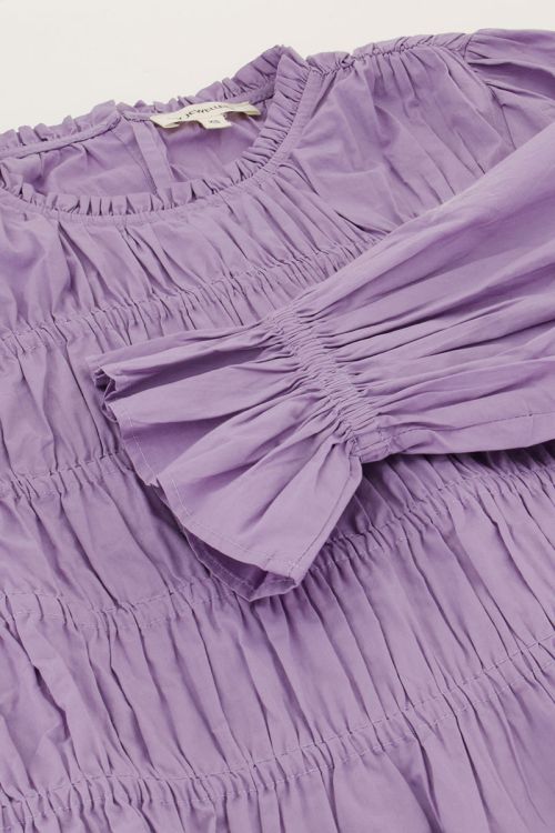 Paarse getailleerde blouse met pofmouwen