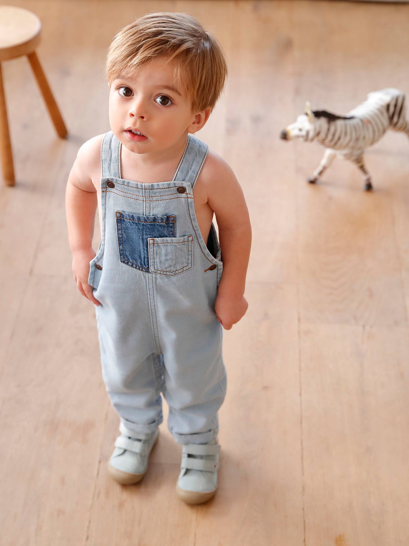 Jardineira jeans com bolsos contrastantes para bebê, jeans desbotado