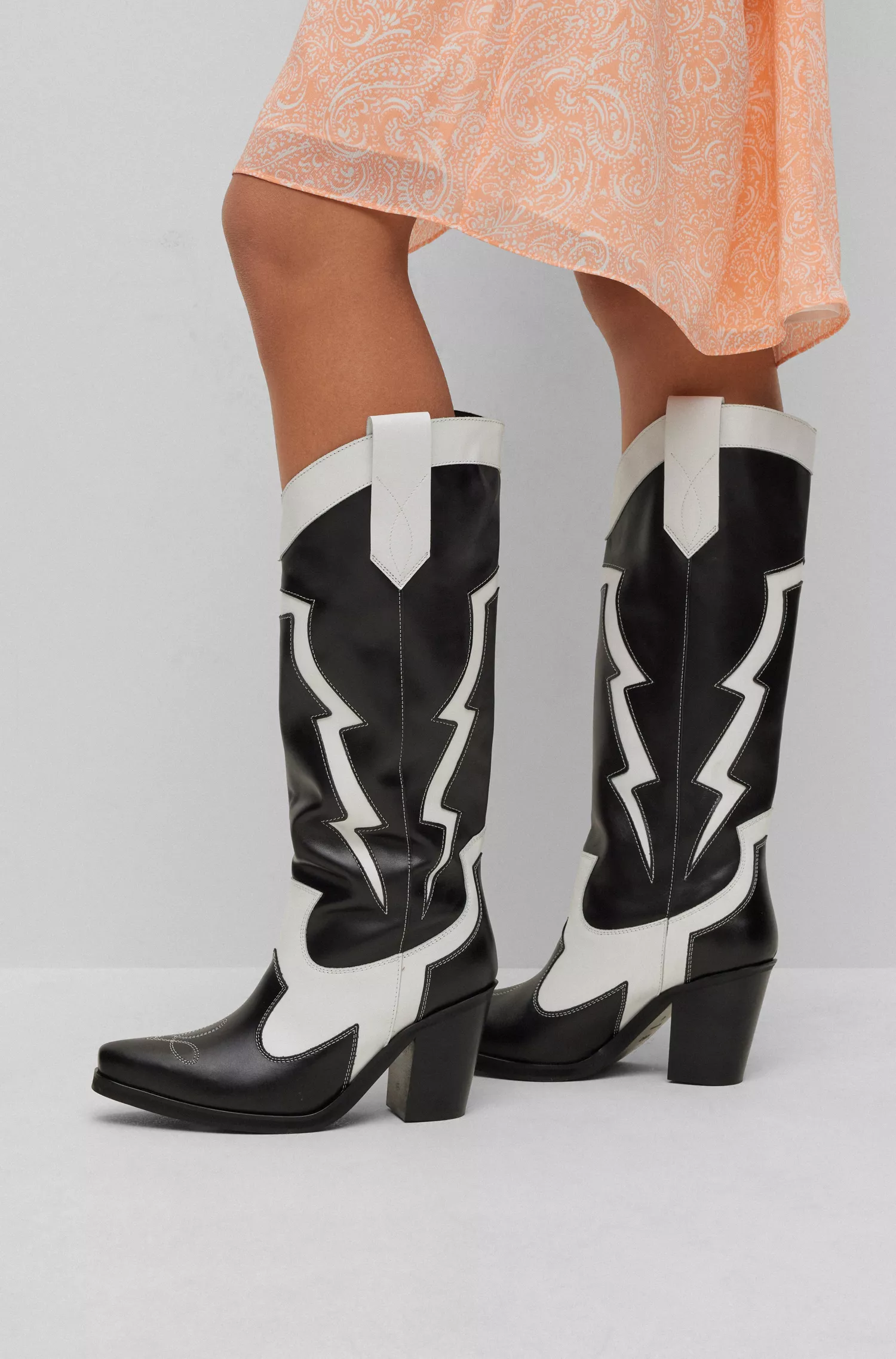 Botas de couro HUGO com salto cubano vermelho, estilo cowboy.