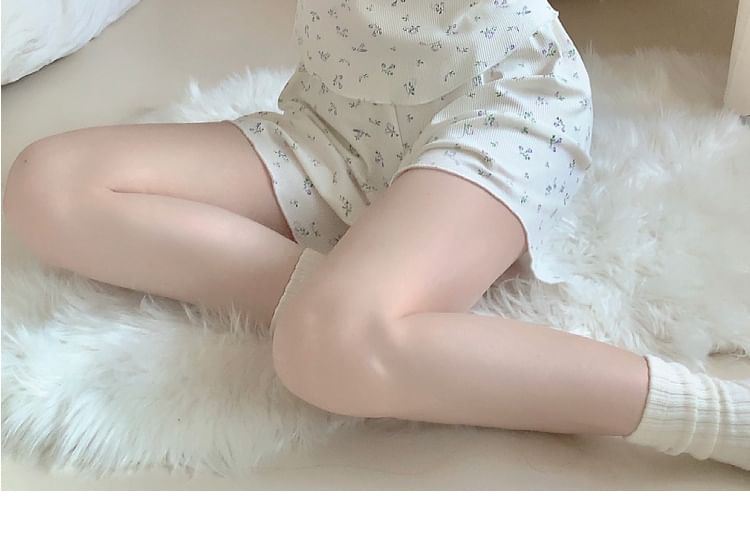 Gecko - Pyjamaset: Gewatteerde top met ronde hals en bloemenprint + shorts
