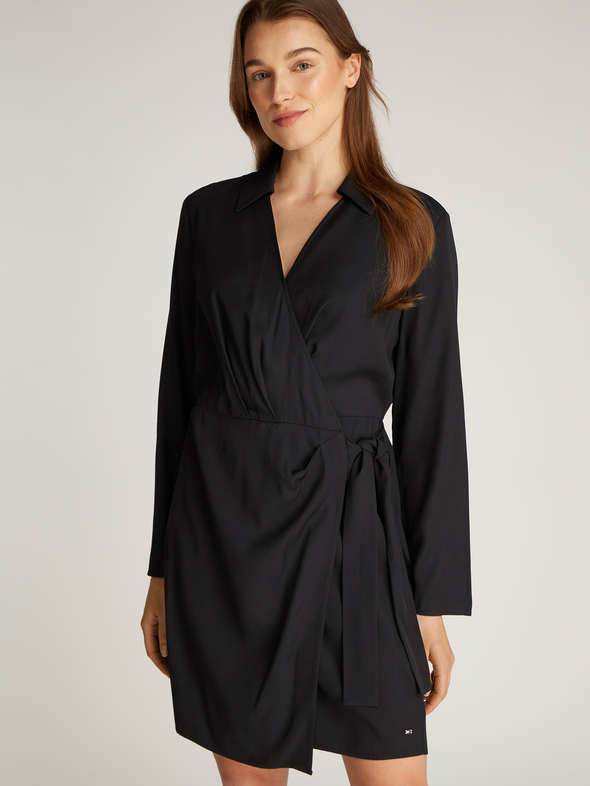 Tommy Hilfiger Wickelkleid »FLUID VIS LS WRAP SHORT DRESS« im Wickeldesign, mit Metalllabel
