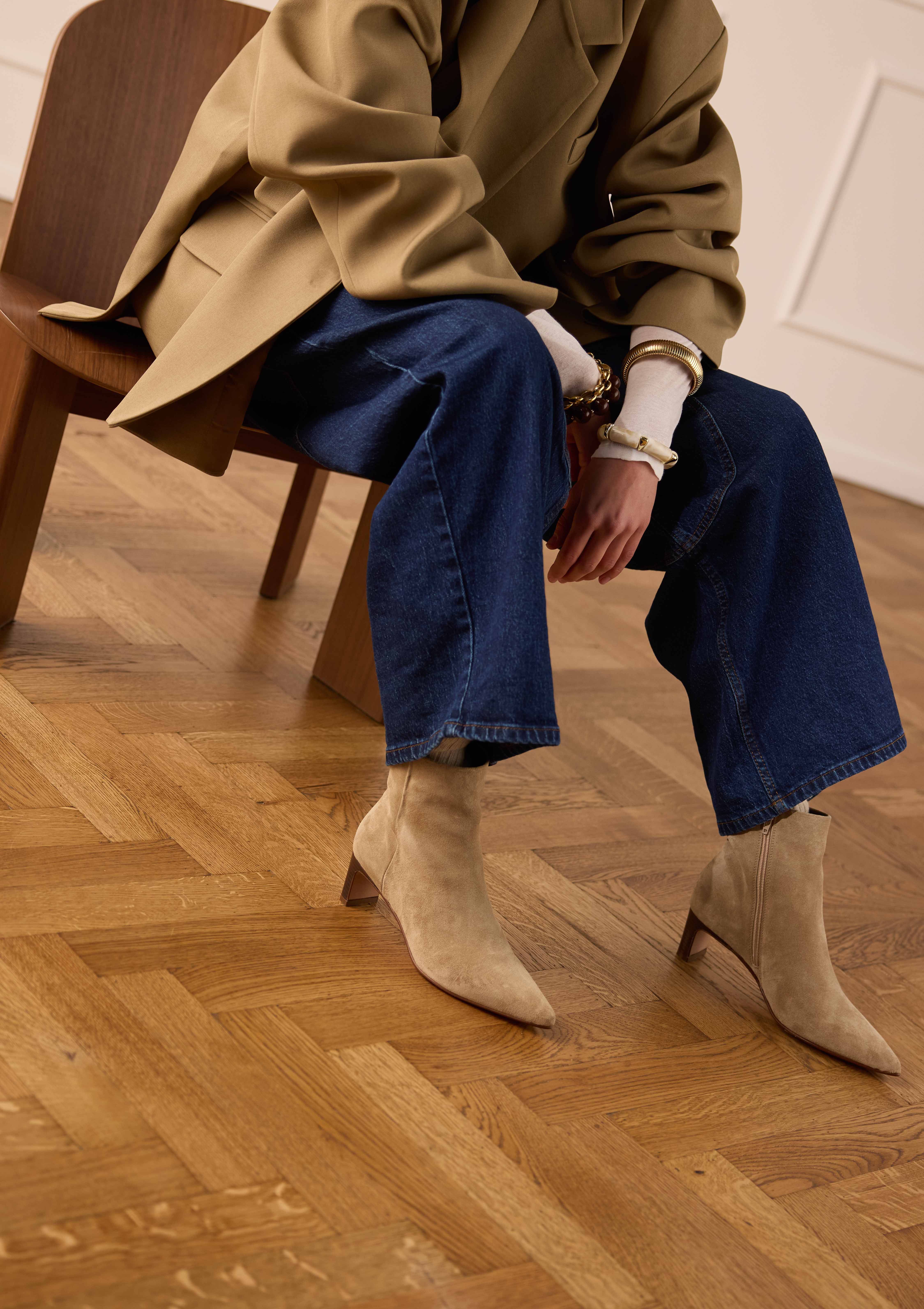 Beige suède enkellaarsjes met hak