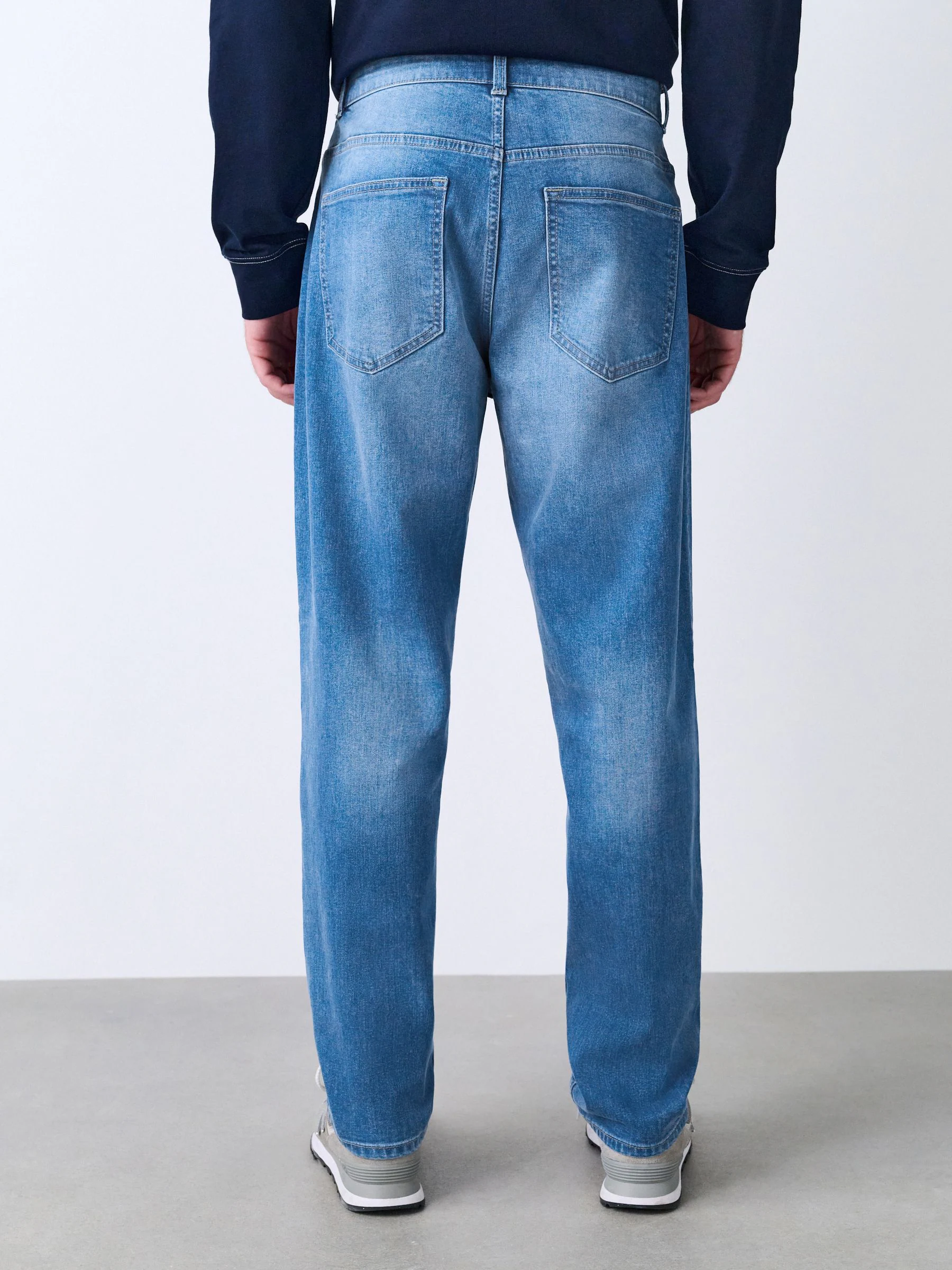 Helderblauw - Klassieke stretchjeans met standaard taps toelopende pasvorm