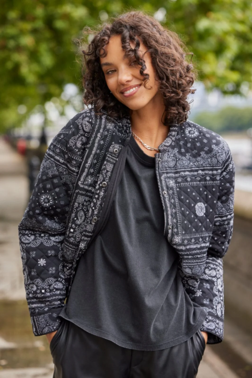 Only Onlhallie Quilted Jacket 4722794 black sofie scarf