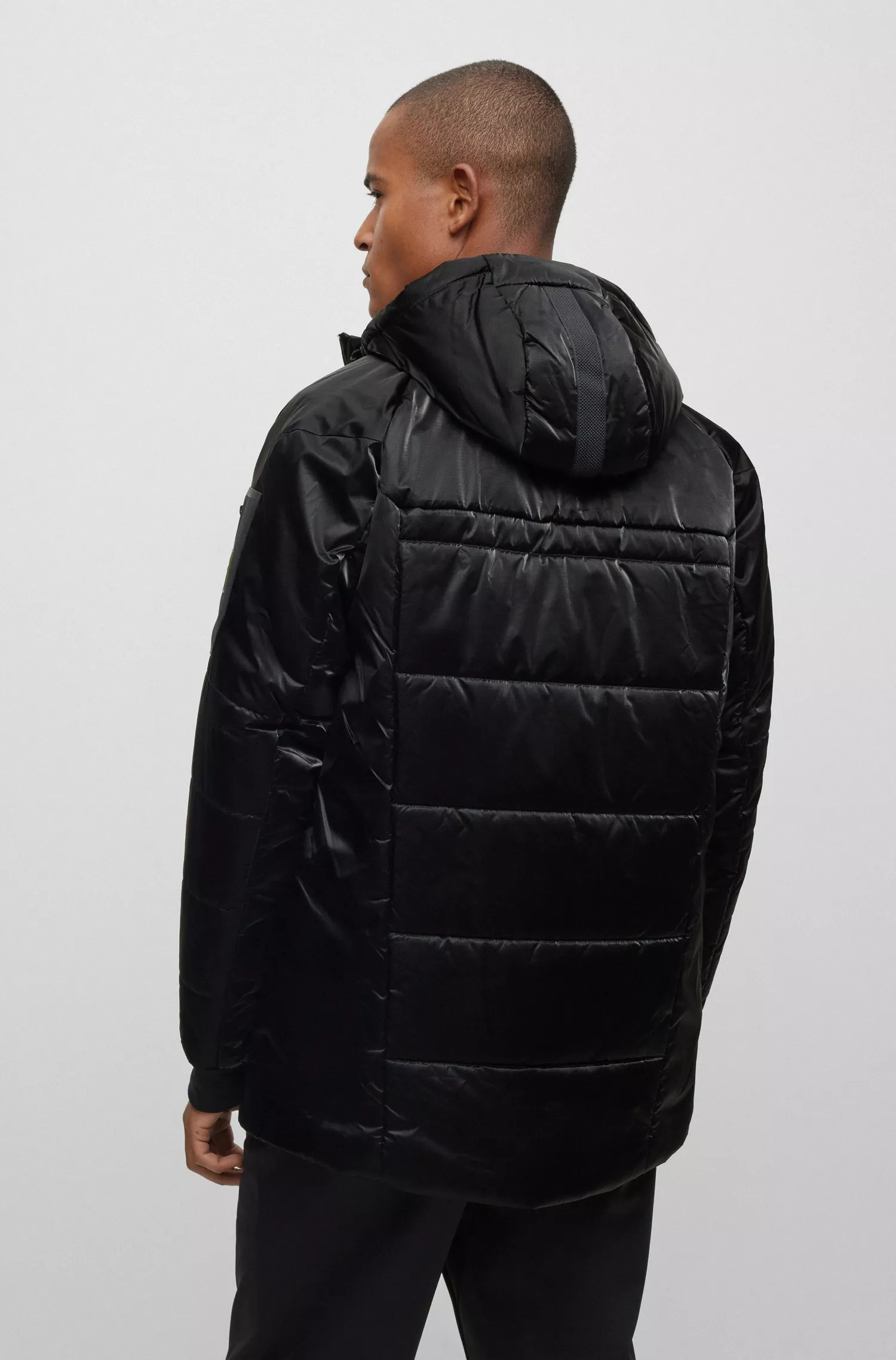 Jaqueta BOSS verde, corte regular, com bolso na manga com a marca.