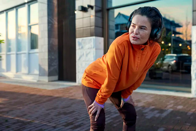 Philips Sport-Kopfhörer »TAA4216BK« Bluetooth Freisprechfunktion | Rauschunterdrückung | Sprachsteuerung | integrierte Steuerung für Anrufe und Musik