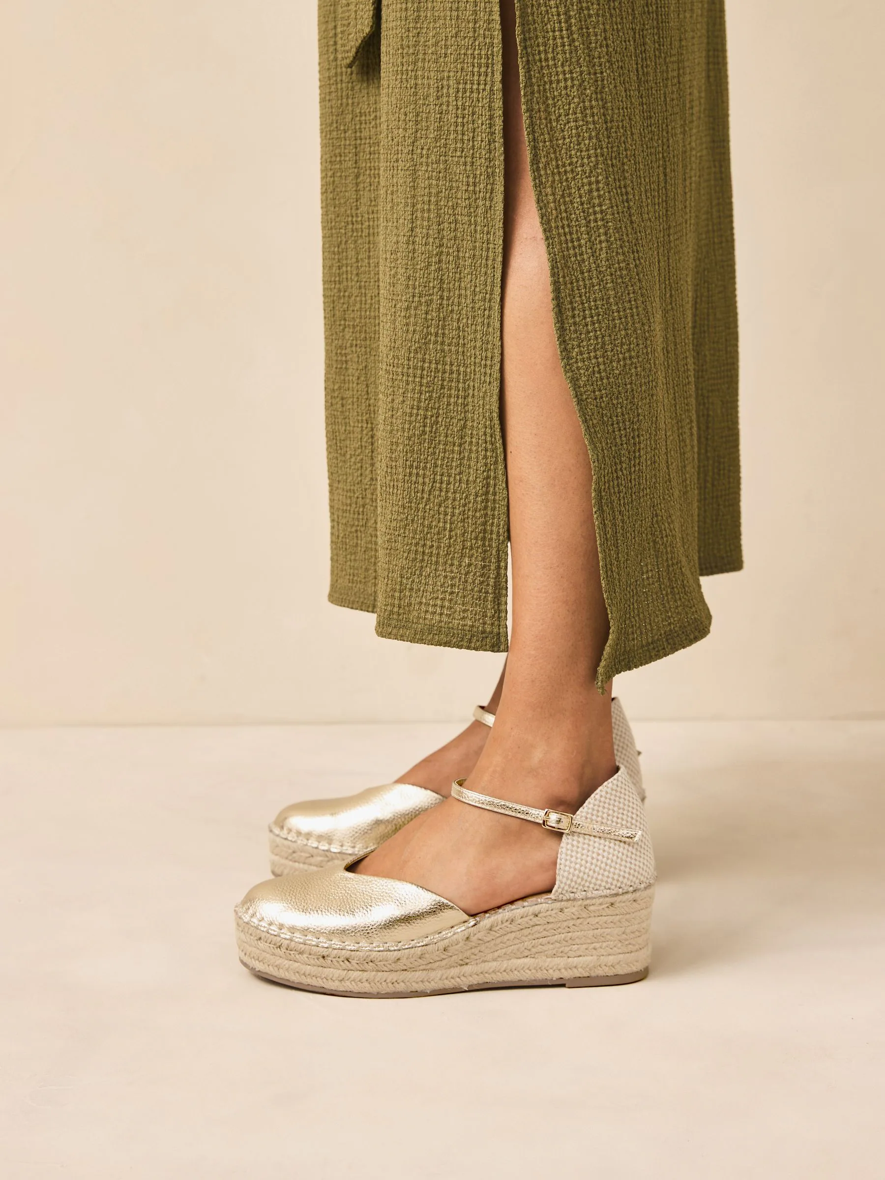 Goud - Espadrilles met sleehak en plateauzool met gesloten neus