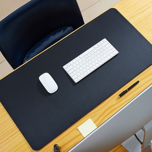 INF Skrivebordsmatte i svart karbonfiber-skinn med korkbunn - 130 x 60 cm