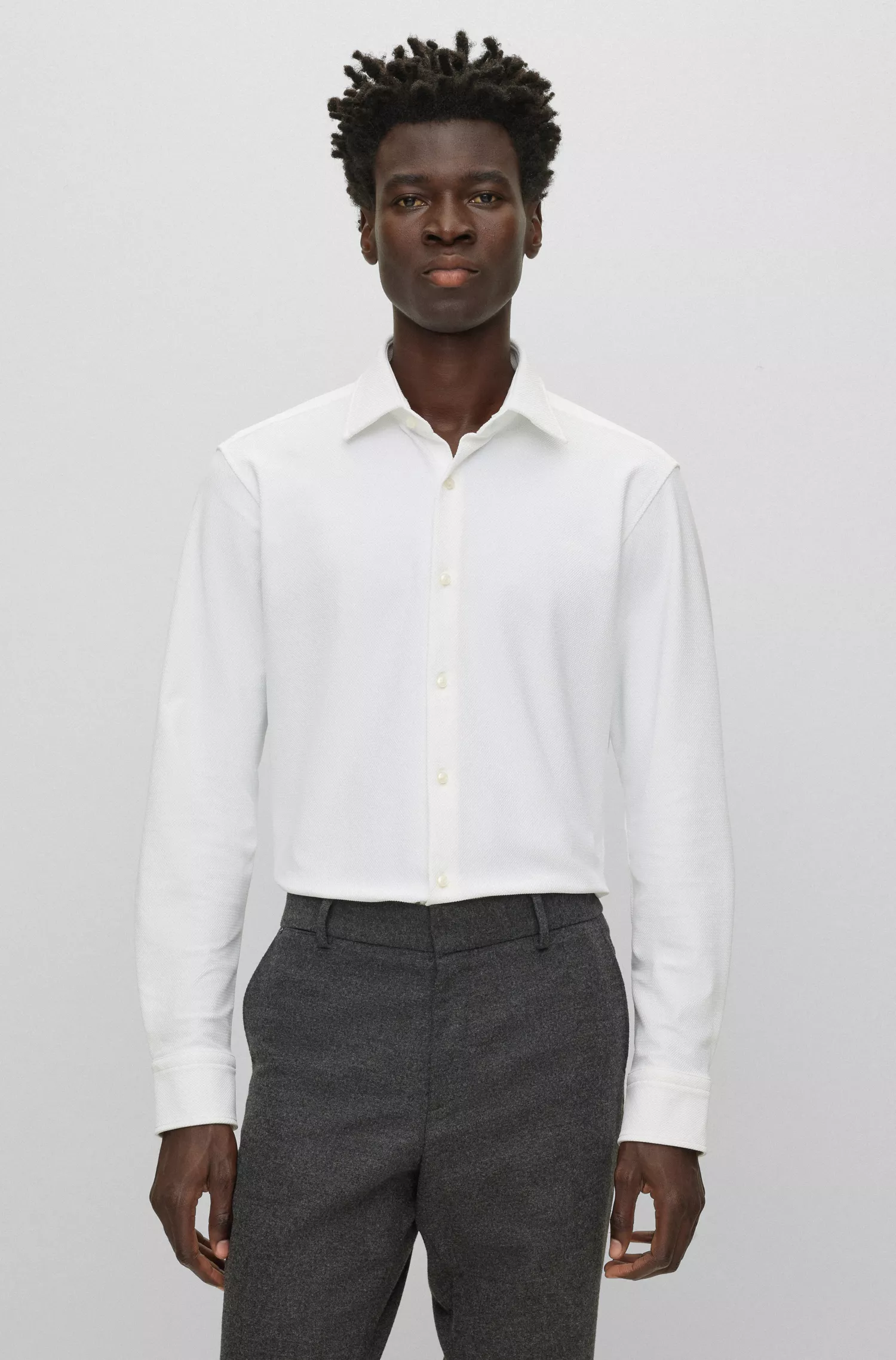 Camisa BOSS preta de corte regular em tecido estruturado de alta performance com elasticidade.