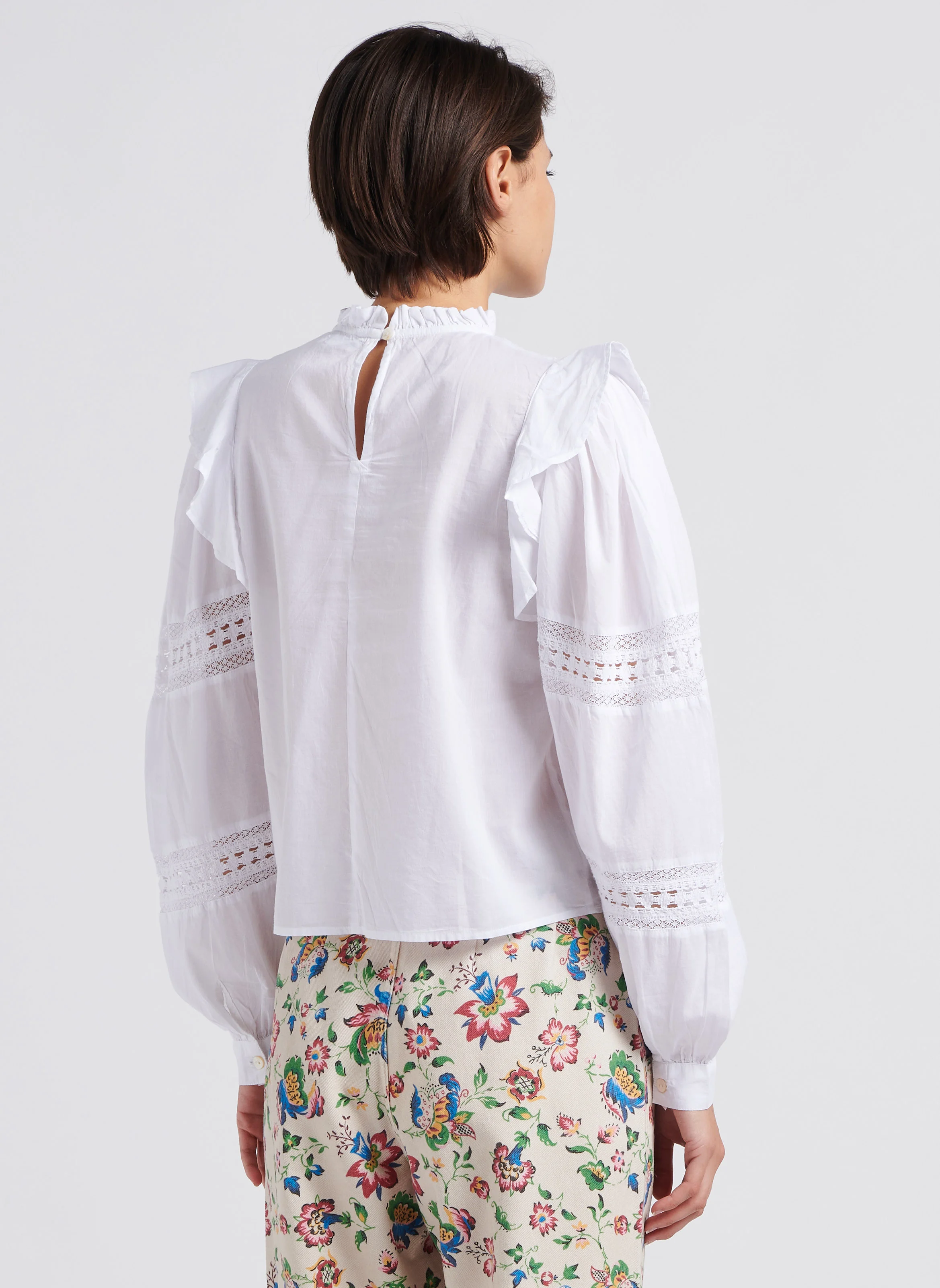 NAYA - Blouse col montant brodé à volants en coton | Blanc