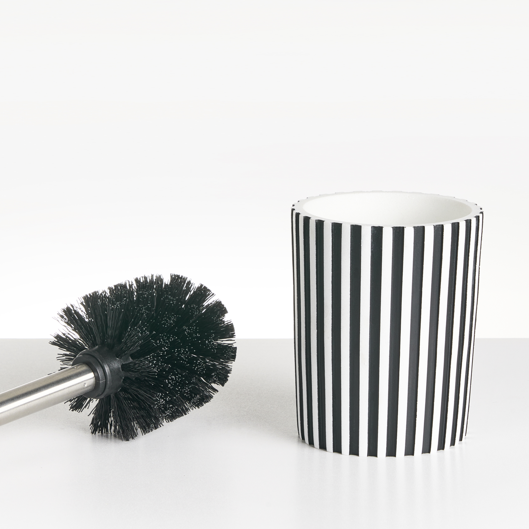 Beliani - LIRCAY - Badkameraccessoireset - Zwart|Wit - Polyresin