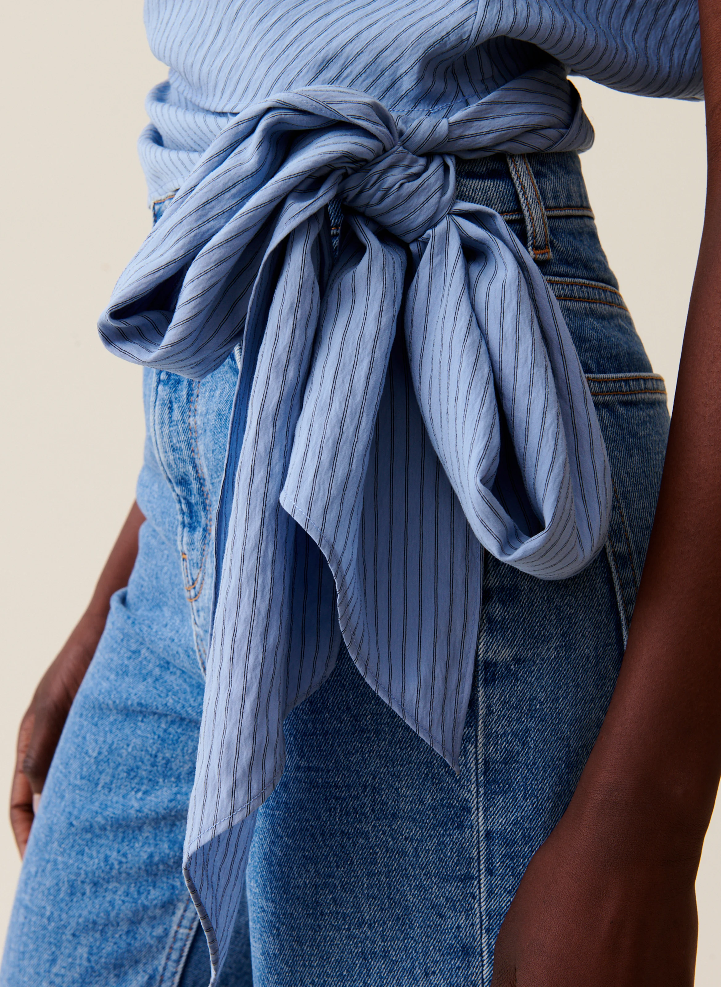 Blouse cache-cœur rayée | Bleu