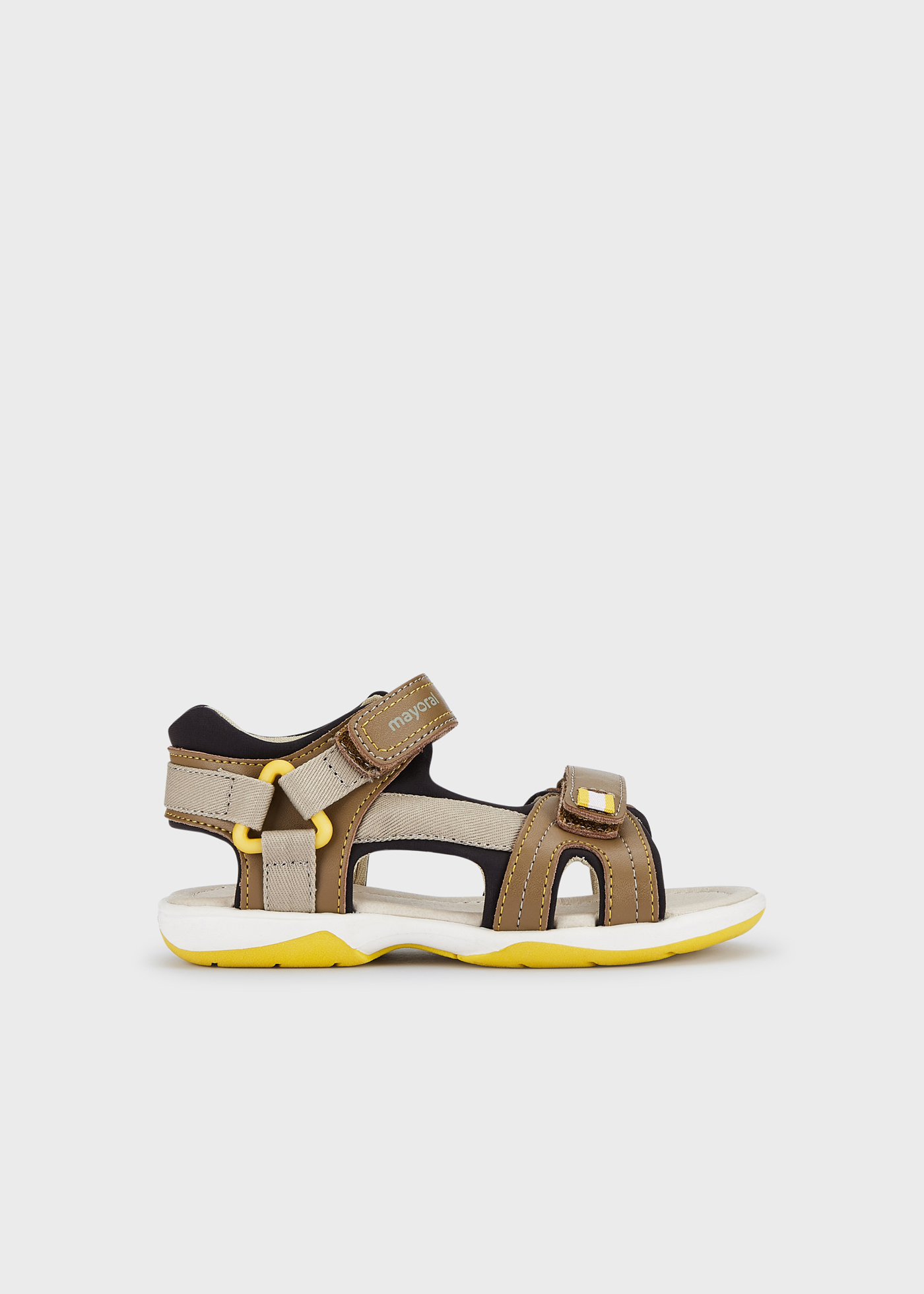 Sandália infantil com fecho duplo de velcro e detalhe lateral.