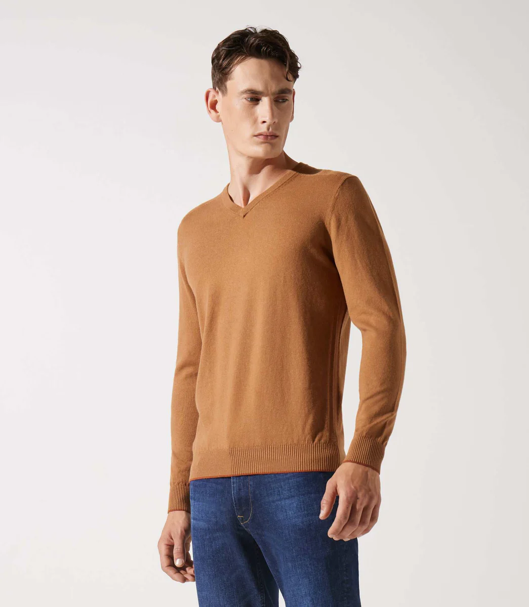 Pull col v rayé camel