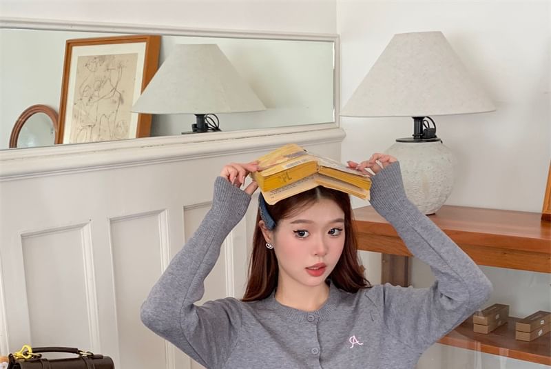 Allinya - Geborduurd vest met knoopjes en letters