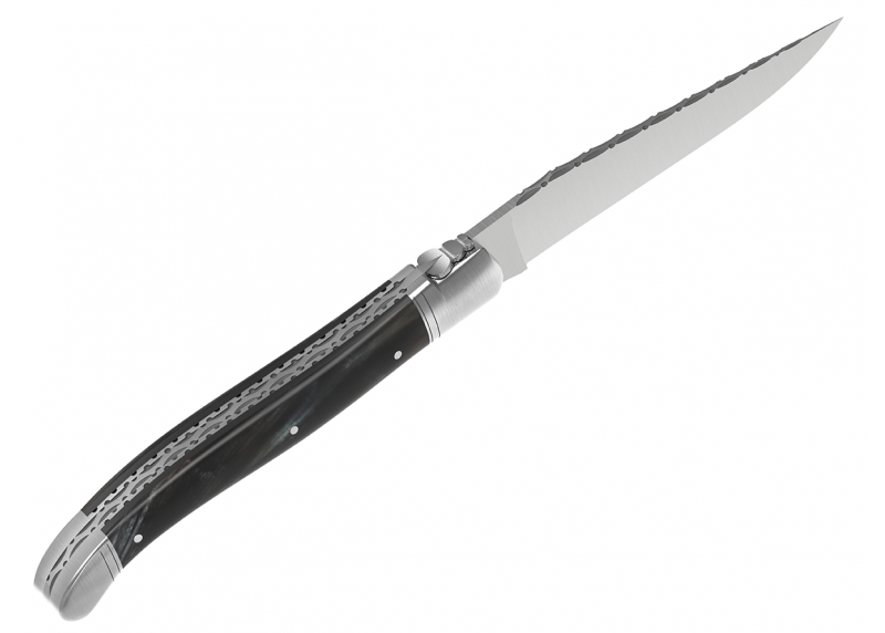 Couteau Laguiole prestige avec un manche en corne brune et mitres en acier inoxydable