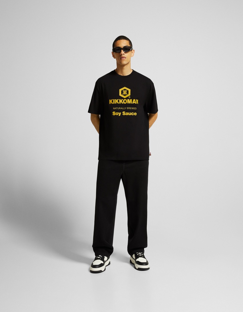 Camiseta de manga curta Kikkoman com estampa e modelagem quadrada.