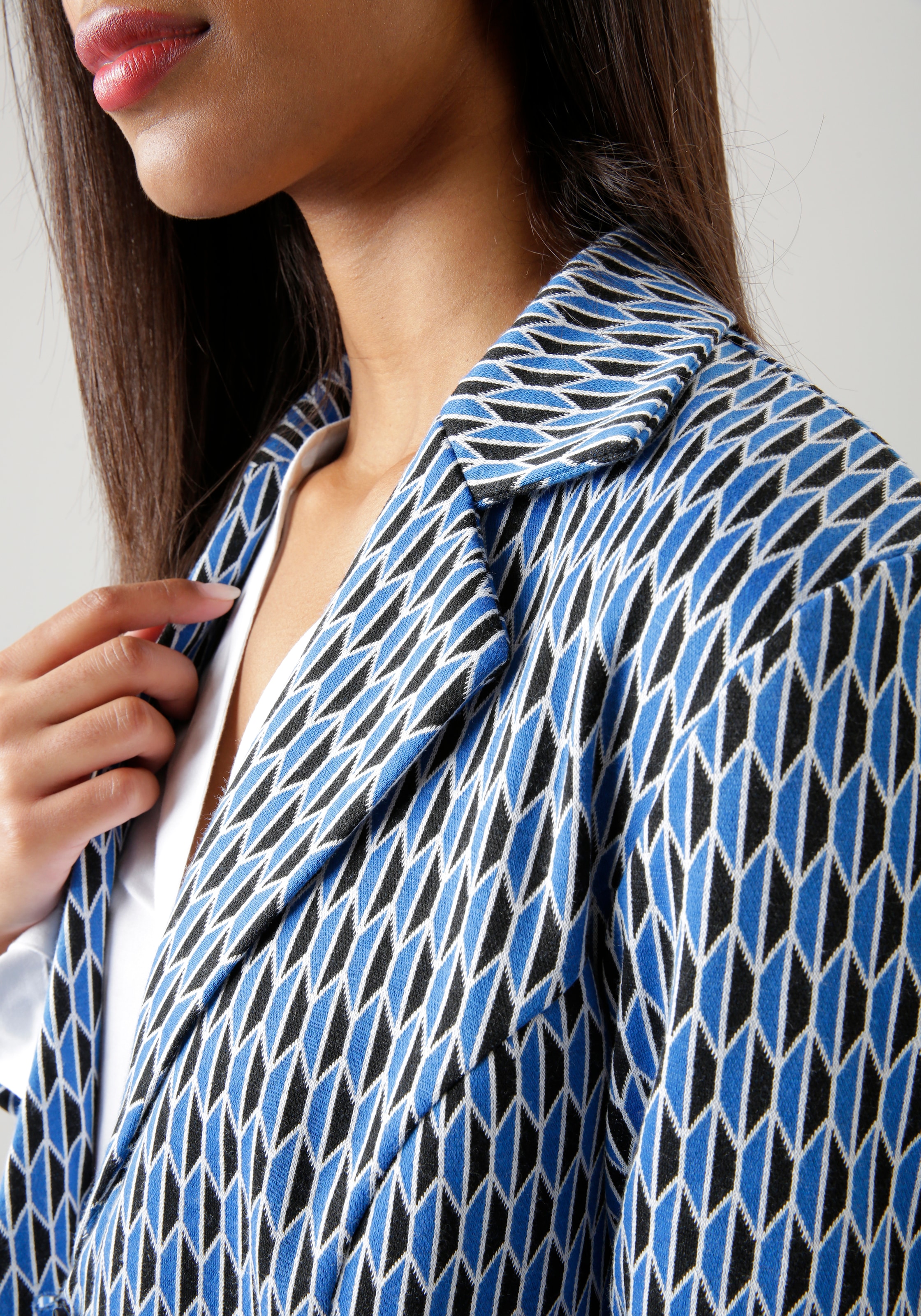 Aniston SELECTED Kurzblazer , mit grafischem Allover-Muster