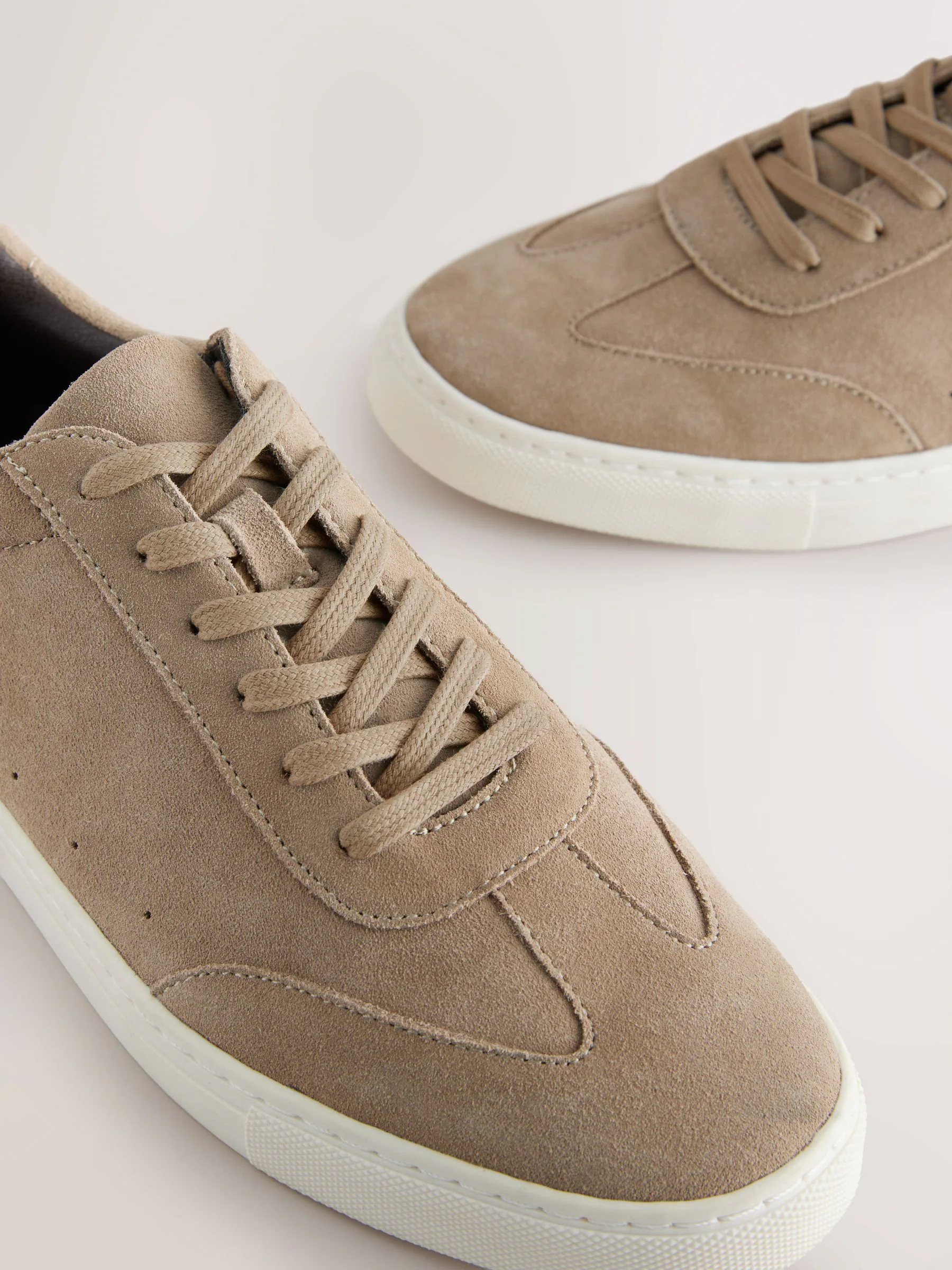 Neutraal - Modieuze suède sneakers