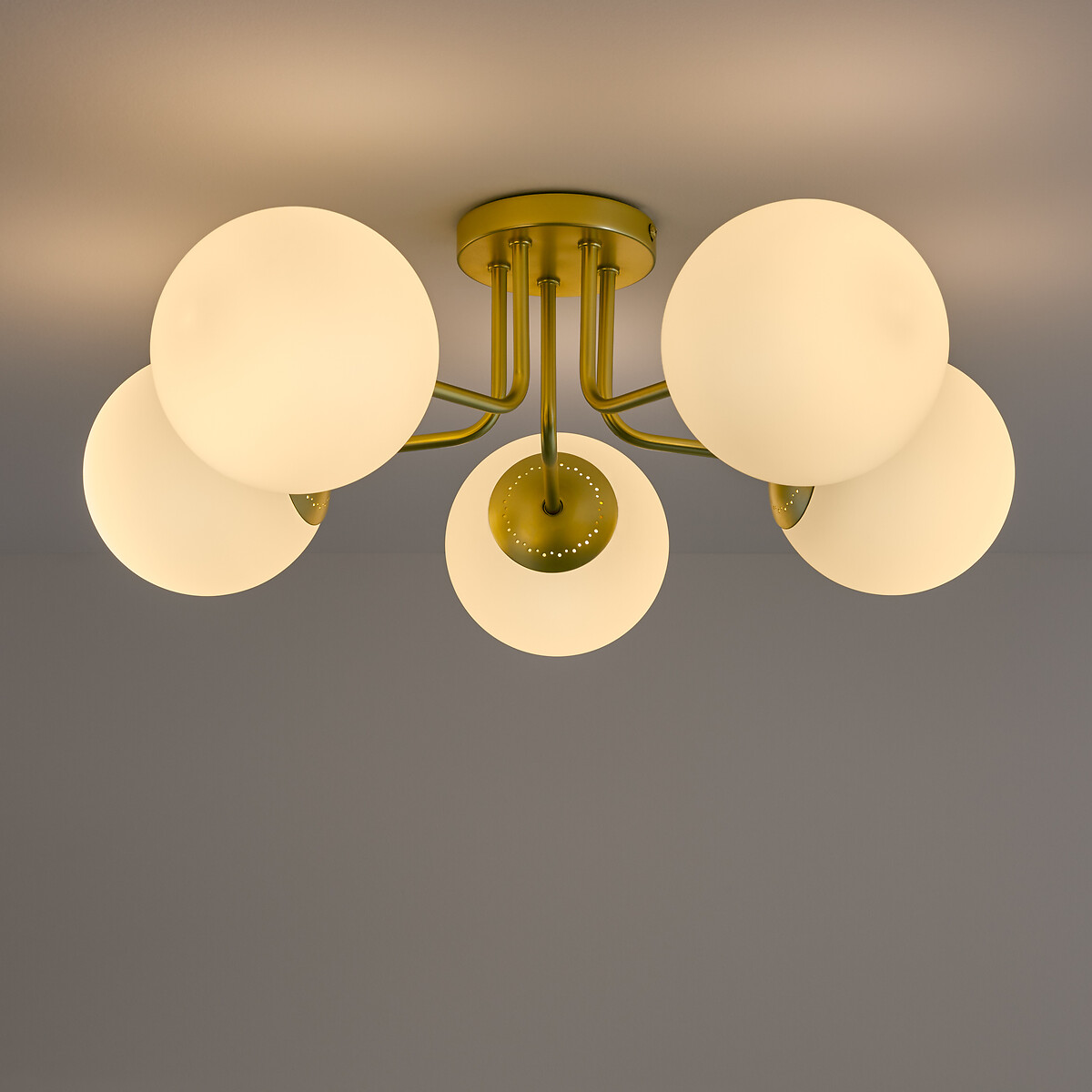 LA REDOUTE INTERIEURS<br>Luminária de teto em latão e vidro opalino, Moricio