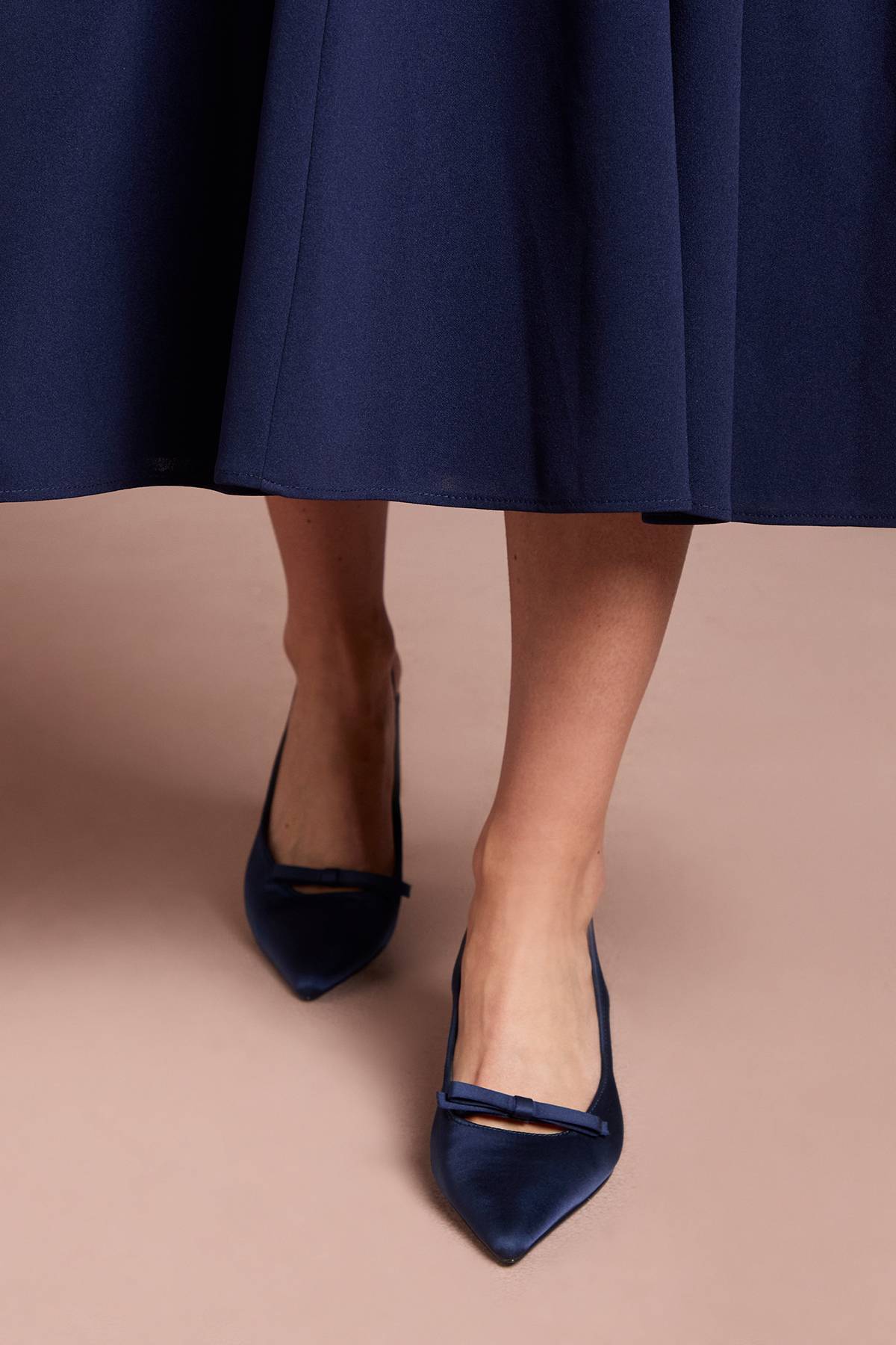 Coast Chaussures De Ville Riley En Satin À Bride Arrière Avec Détail Nœud Et Talon Bloc Moyen