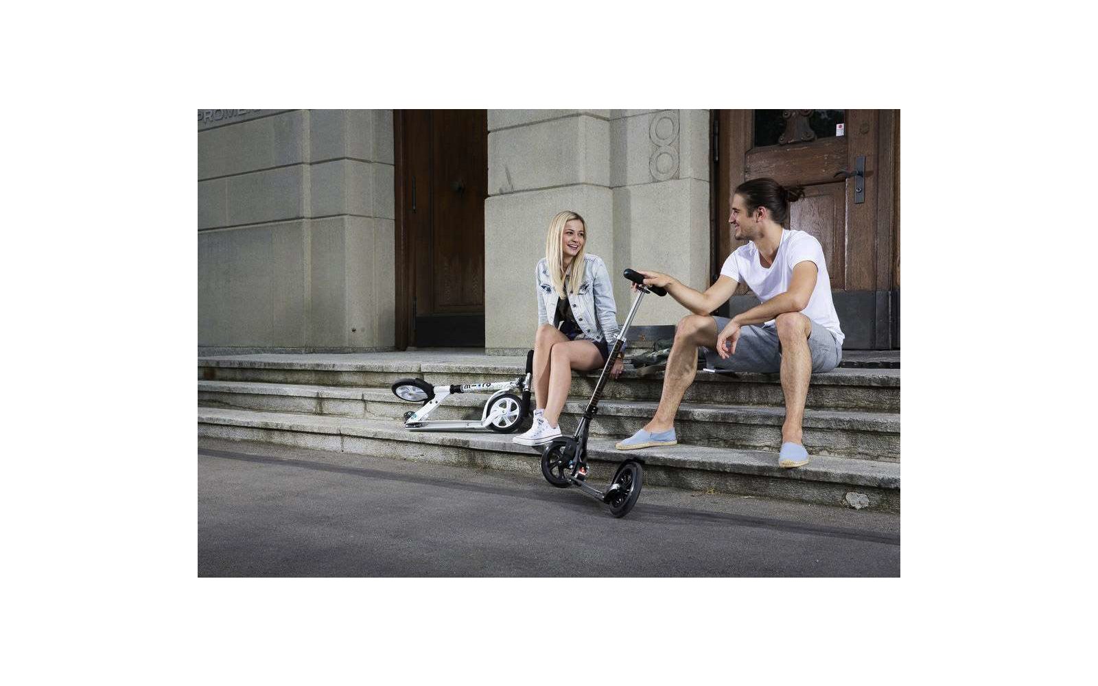 Micro Black/White klappbarer Scooter Schwarz