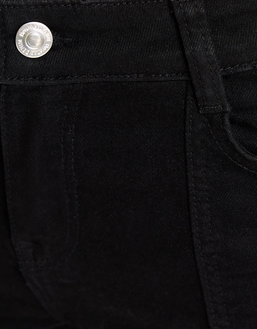 Calça jeans skinny de cintura baixa com fenda frontal