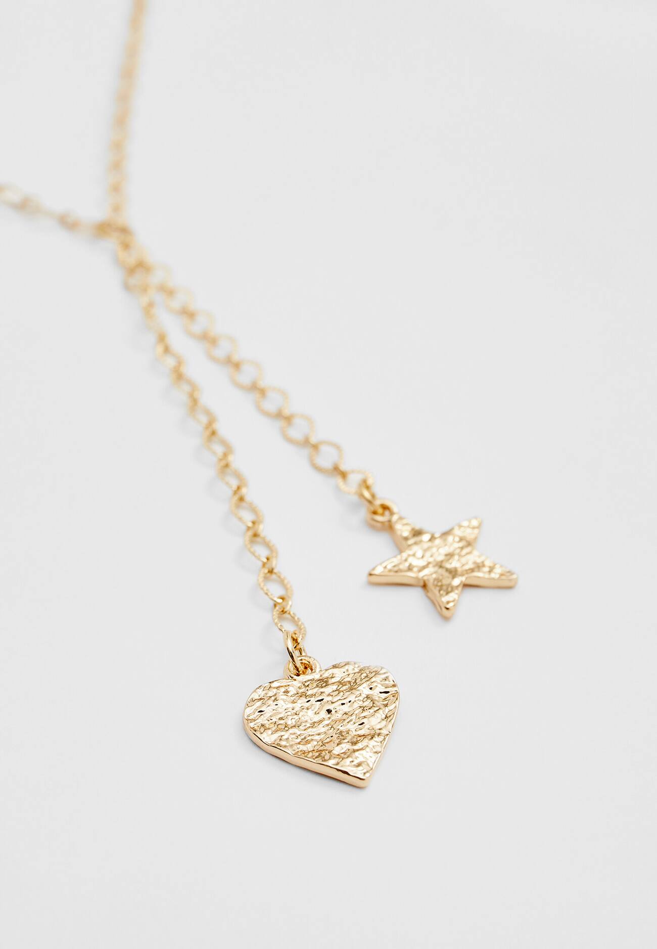 Conjunto de 3 colares com pingentes de estrela e coração.