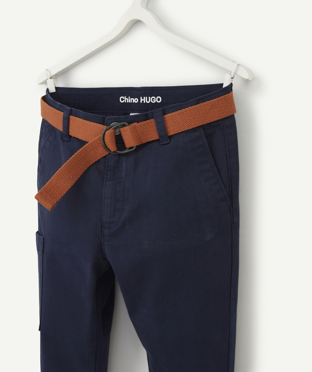 HUGO LE PANTALON CHINO GARÇON BLEU MARINE AVEC CEINTURE OCRE