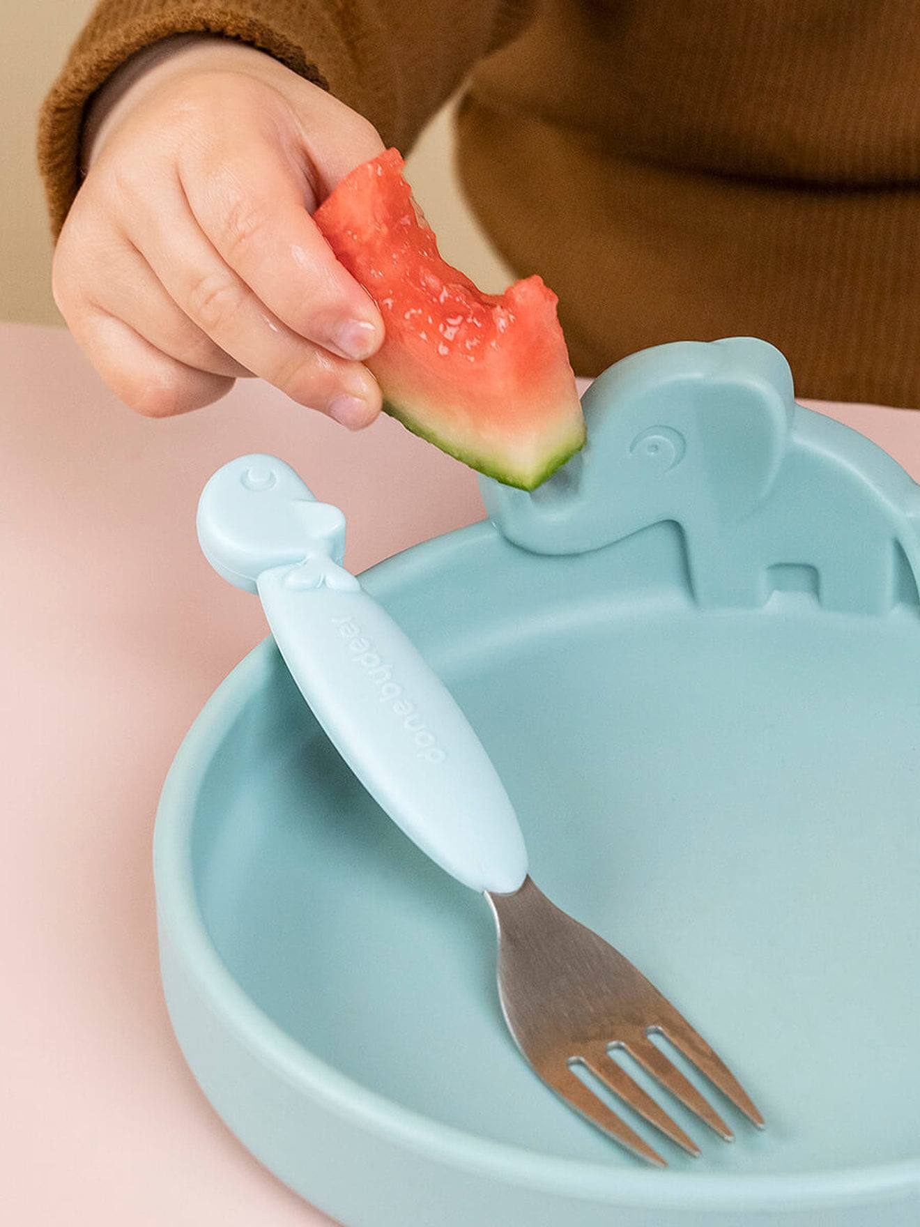 FEITO POR UM VEADO Estojo para alimentos Peekaboo Deer Friends com 3 itens, feito de silicone rosa claro liso com motivos.