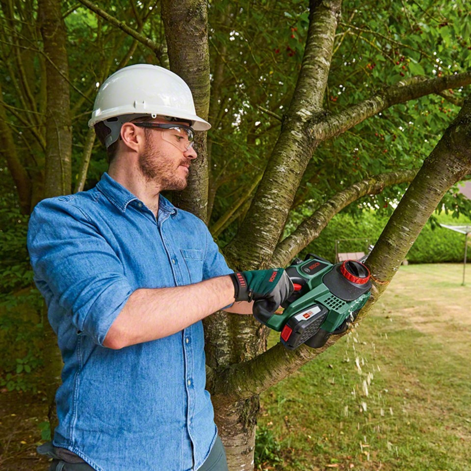 Bosch - Universal Chain 18V Batteridrevet Kædesav Batteri & Lader Inkluderet