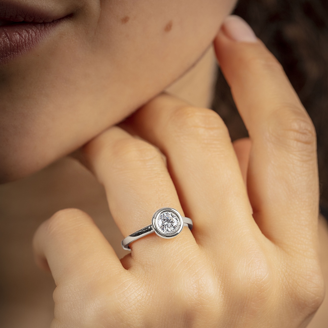 0.70 Karat GIA-Diamant Verlobungsring 750/18 K Weissgold in Zargenfassung