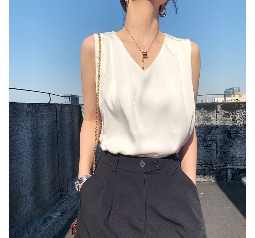 EFO - Mouwloze V-hals blouse van effen chiffon