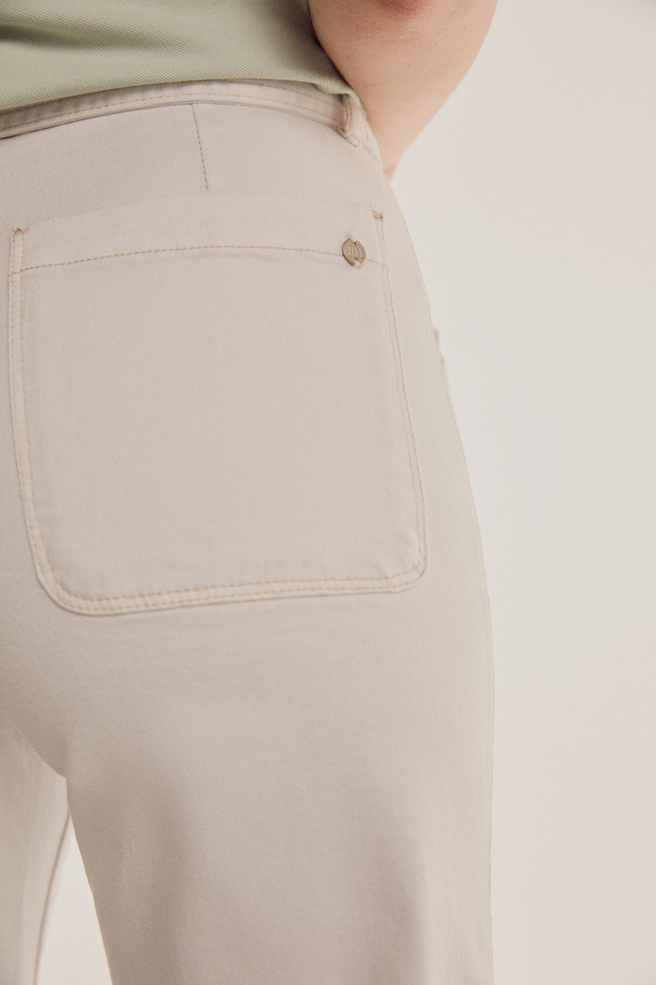 Calça jeans reta com cinto - Cinza
